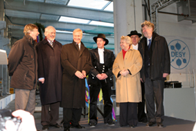 The topping out ceremony of the PETRA III experimental hall