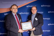 Dr. René-Jean Essiambre (r), President IEEE Photonics Society and Nokia Bell Labs, presented the award to Franz Kärtner at the IEEE Photonics conference in Vancouver