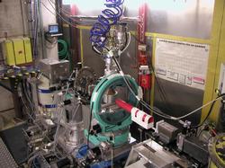 Triple-axis diffractometer with displex meounted